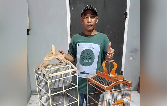 DIMINATI: Mustakim, 45, menunjukkan sangkar burung buatannya. Bentuknya yang bagus membuat sangkar burung buatannya banyak diminati. (Foto: Fahrizal Firmani/Jawa Pos Radar Bromo)