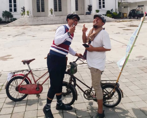 TETAP ASYIK: Arief Arianto (kiri) dan Alif Riski Priambodo, pecinta speeda gudel berfoto bersama usai keliling kota. (Istimewa)