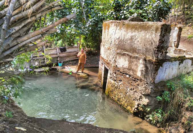 DAYA TARIK: Sebuah sumur artesis olbek di RT 7/RW 3, Dusun Kramat, Desa Liprak Kulon, menjadi potensi wisata desa. (Foto: Achmad Arianto/Jawa Pos Radar Bromo)