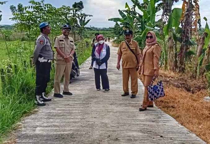 SEMAKIN BAIK: Kepala Desa Liprak Wetan Nurhayati (paling kanan) bersama tim Monev Kecamatan Banyuanyar meninjau hasil perbaikan jalan usaha tani di RT 22/RW 3, Dusun Pocok. (Foto: Pemdes Liprak Wetan for Jawa Pos Radar Bromo)