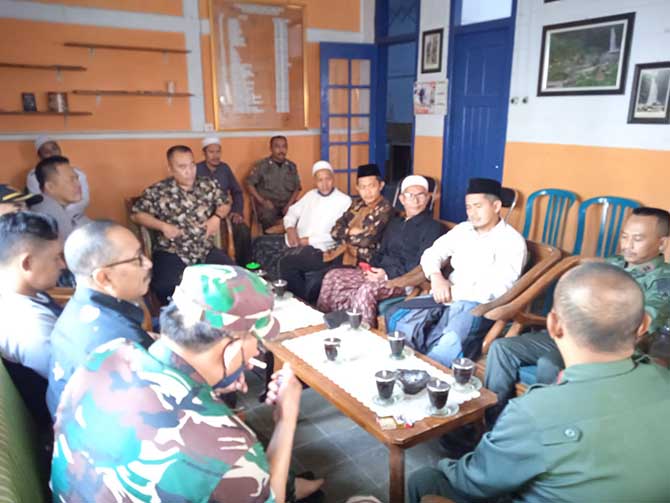 BAHAS: Rapat koordinasi Forum Komunikasi Pimpinan Kecamatan Krucil, Kamis (22/6) lalu yang membahas petilasan Syekh Maulana Ishaq di Desa Kalianan. (Foto : MUI Kecamatan Krucil for Jawa Pos Radar Bromo)