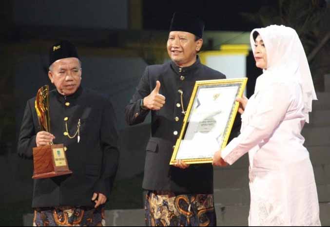 MEMBANGGAKAN: Direktur RSUD Grati drg Dyah Retno Lestari, M.Kes menerima penghargaan Anugerah Pasuruan Maslahat oleh oleh Bupati Pasuruan Dr. H.M Irsyad Yusuf, SE, MMA dan Wakil Bupati KH. A. Mujib Imron, SH, MH.