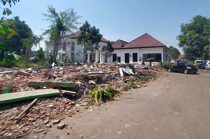 DIBONGKAR: Pembongkaran gedung di eks RSUD Bangil mulai dilakukan. Gedung-gedung lama dibongkar untuk penataan lanskap kawasan setempat. (Iwan Andrik/Radar Bromo)