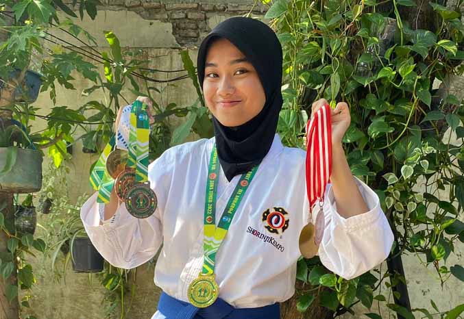 MASUK PROYEKSI PORPROV: Amanda Aiysah Ramadhanni menunjukkan medali yang pernah diraihnya. (Foto : Iwan Andrik/Jawa Pos Radar Bromo)