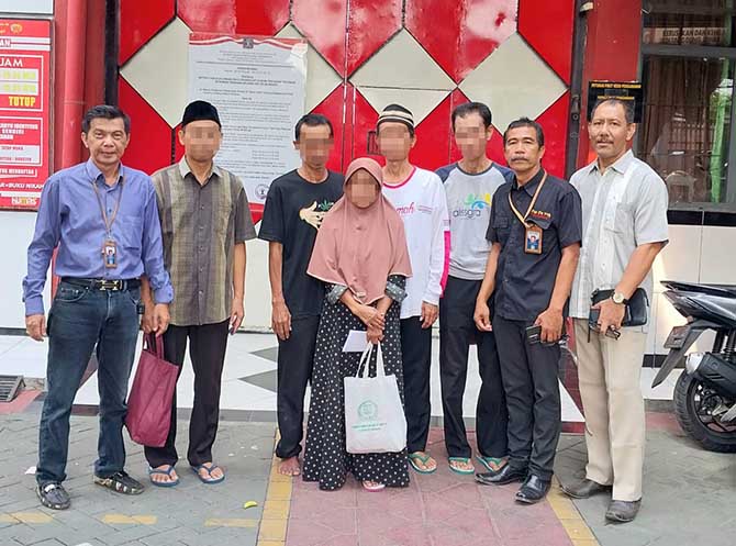 TAHANAN KOTA: PH dan lima terdakwa saat keluar Rutan Bangil lantaran mendapatkan penahanan kota. (Istimewa)