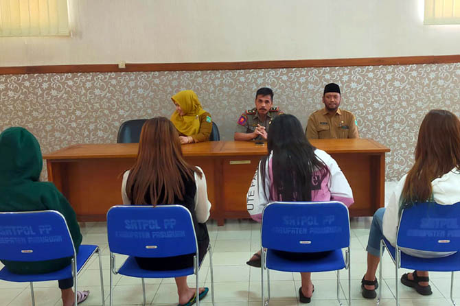 LANGGAR PERDA: Sejumlah PSK saat mendapat pengarahan usai diciduk Satpol PP. (Satpol PP for Radar Bromo)