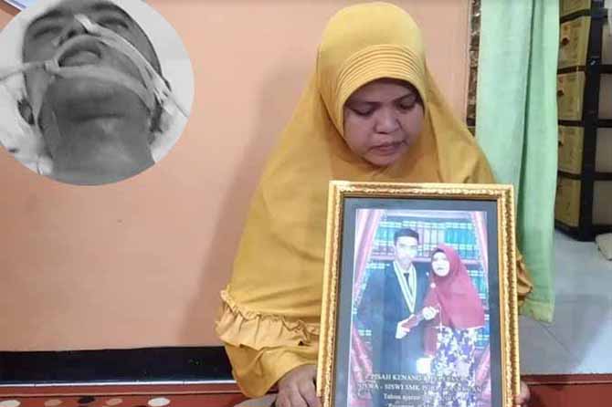 SEDIH: Ibu korban Rosida menunjukkan foto kelulusan Afrizal di SMK PGRI 1 Kota Pasuruan, Minggu (4/6). Inset, Afrizal saat kritis. (Foto: Fuad Alyzen/Radar Bromo)