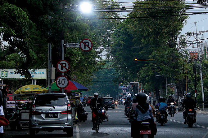 TERPASANG ETLE: Kamera pengintai ETLE di Jalan Pangsud, kamera serupa kini terpasang di Jalan Pahlawan dan pertigaan Slagah. (Mokhamad Zubaidillah/Radar Bromo)