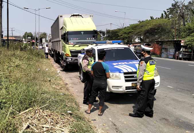 TINDAK LANGSUNG: Anggota Unit Lantas Polsek Gempol menilang salah satu pengendara yang kendapatan parkir sembarangan di Apollo Gempol.  (Foto: Rizal Fahmi Syatori/Jawa Pos Radar Bromo)