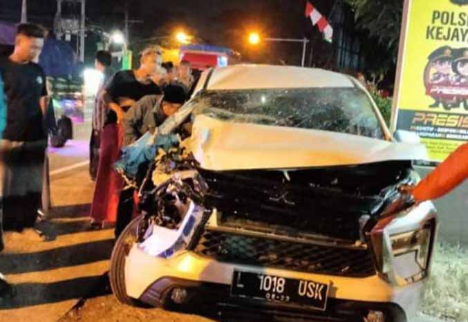 RINGSEK: Mitsubishi Expander rombongan asal Sumenep yang pesok setelah menghantam truk di Kejayan, Selasa (7/6) malam. (Foto: Istimewa)