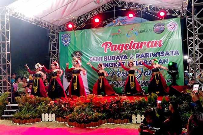 KESENIAN: Dengan mengenakan kacamata LED, inilah penampilan kesenian Tari Sanggar Rahayu dalam “Pesse Jati” yang memukau penonton. (Foto: Evelyn Ridhayanti/Jawa Pos Radar Bromo)