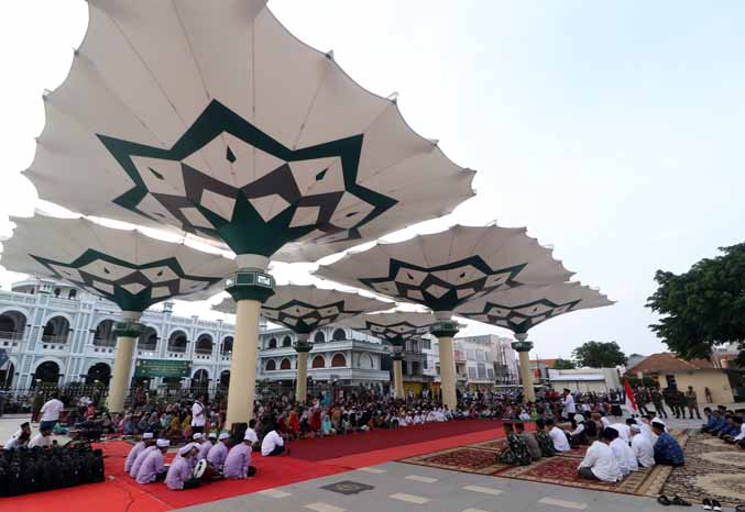 ENAM UNIT: Payung Madinah di kawasan Alun-alun Kota Pasuruan kini sudah terpasang enam unit. Sebanyak enam unit lagi akan dipasang tahun ini. (Foto: dok Jawa Pos Radar Bromo)