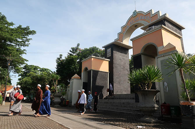 RTH: Kawasan Alun-alun Bangil yang didapati sejumlah fasilitas mainan anak. Rencana penambahan mainan anak itu kini masih menunggu evaluasi. Seiring dengan pemanfaatan di lapangan yang kerap disalahgunakan. (Mokhamad Zubaidillah/Radar Bromo)