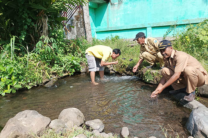 JERNIH: Kades Pakuniran Ahmad Fauzi (berkumis) membasuh tangannya di sumber mata air Blok Jemberen. Lokasi ini diyakini tempat pertemuan Syekh Maulana Ishak dengan Sri Tanjung. (Agus Faiz Musleh/Radar Bromo)