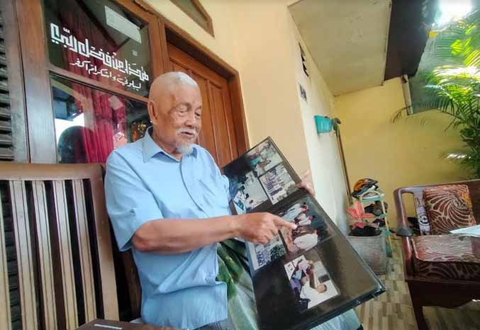 TETAP SEMANGAT: Muhammad Faiz Abdul Razzaq, 85, saat ditemui di kediamannya di Perum Permata Asri Gempeng, Kecamatan Bangil, Kabupaten Pasuruan. Meski sudah sepuh, dia tetap bersemangat menulis kitab.  (Foto : Iwan Andrik/Jawa Pos Radar Bromo)