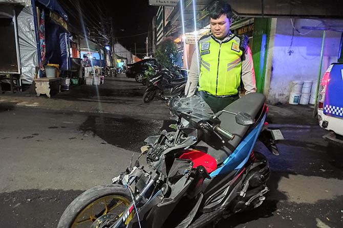 RINGSEK MUKA: Kondisi motor korban usai menabrak bagian belakang truk yang melaju searah, Rabu (28/6) dini hari. (Rizal Syatori/Radar Bromo)