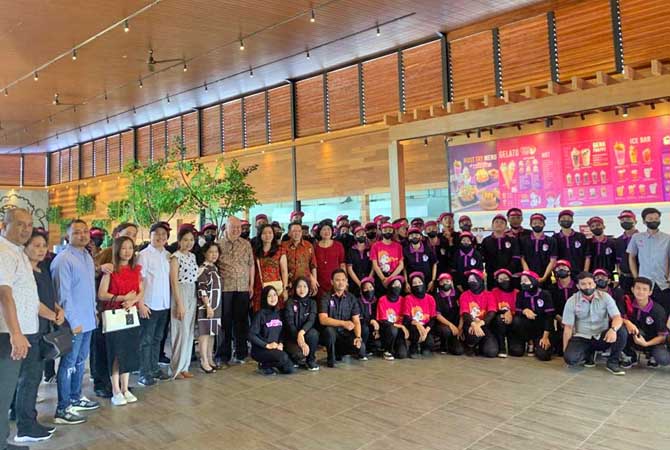 Jajaran manajemen dan pegawai Wizzmie berpose bersama usai grand opening.