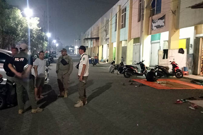 PANTAU: Petugas Satpol PP saat mengecek salah satu warung yang menyediakan tempat karaoke di Nogosari, Pandaan, akhir pekan lalu. (Satpol PP for Radar Bromo)