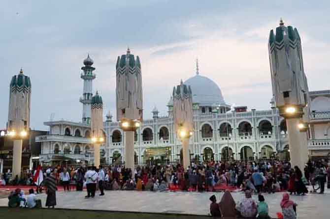 Payung hidrolik di Alun-alun Pasuruan. (Foto: M Zubaidillah/Radar Bromo)