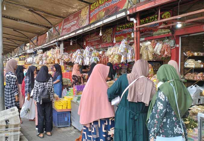 BERKAH LIBUR PANJANG: Deretan kios di Pasar Wisata Cheng Hoo Pandaan yang ramai pembeli. (Foto: Rizal F Syatori/Jawa Pos Radar Bromo)