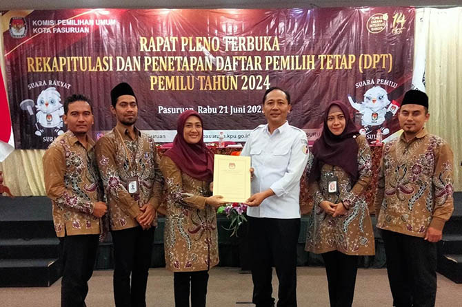 Proses penetapan DPT oleh KPU Kota Pasuruan. (M Busthomi/Radar Bromo)