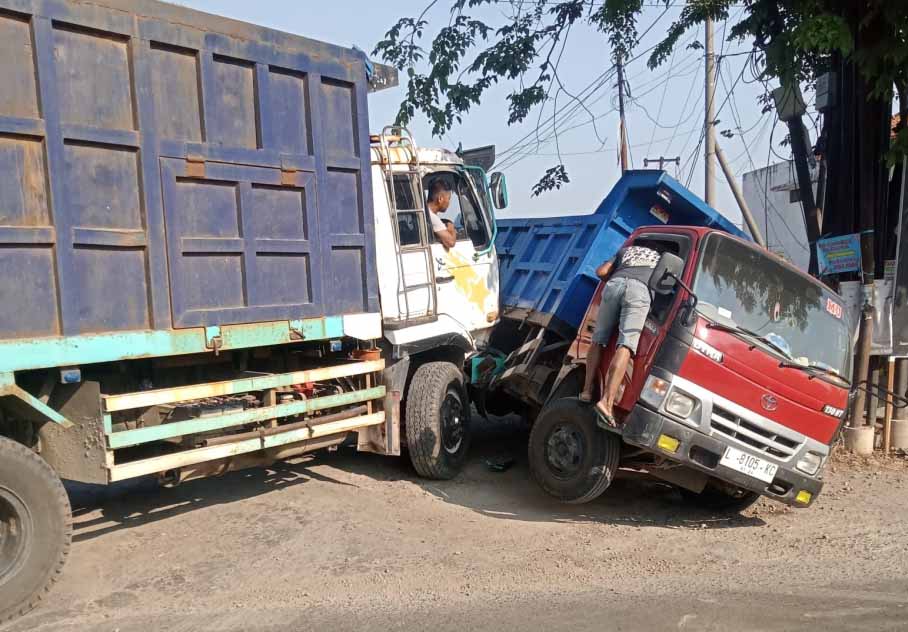 SEBELUM DIEVAKUASI: Dump truk yang menabrak truk di simpang tiga Pelem, Desa Ngerong, Gempol. (Foto: Istimewa)