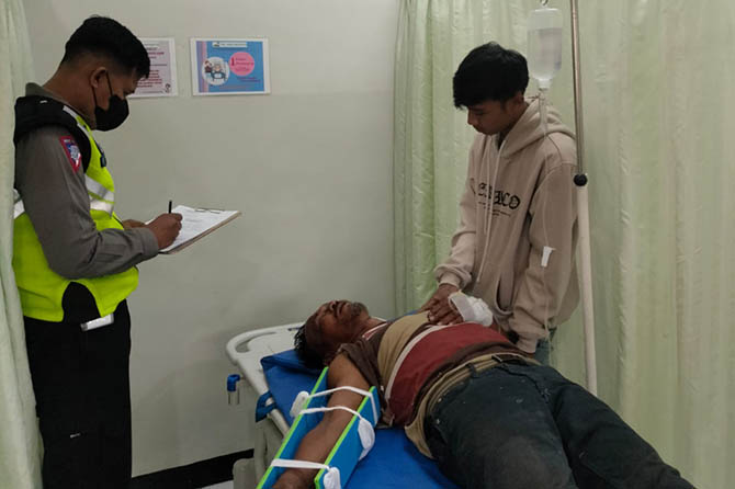 APES: Teguh Priyanto saat dirawat intensif usai terserempet mobil. (Istimewa)
