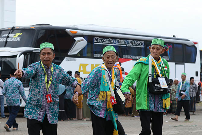 DILEPAS: Calon jamaah haji (CJH) Kabupaten Pasuruan dilepas menuju Asrama Haji Sukolilo, Surabaya, dari kompleks perkantoran Pemkab Pasuruan di Raci, Kecamatan Bangil, Senin (12/6). (Mokhamad Zubaidillah/Radar Bromo)