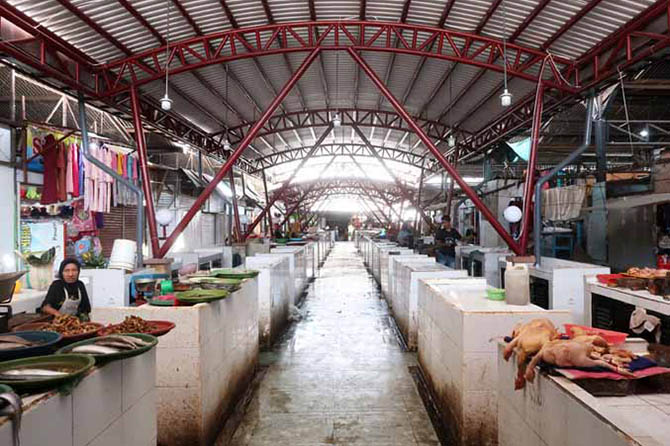 LOS IKAN: Suasana Los Ikan di Pasar Besar Kota Pasuruan. Ada 14 petugas kebersihan setiap hari yang membersihkan pasar sebelum buka dan sesudah pedagang beraktivitas. (Foto: M Zubaidillah/Jawa Pos Radar Bromo)