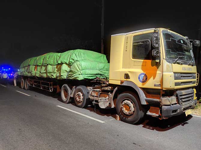 TAK NYALAKAN LAMPU: Truk yang ditabrak Jihan di Jalan raya Sukorejo, Kamis (15/6) malam lalu. Inset, motor yang dikendarai korban. (Foto: Istimewa)