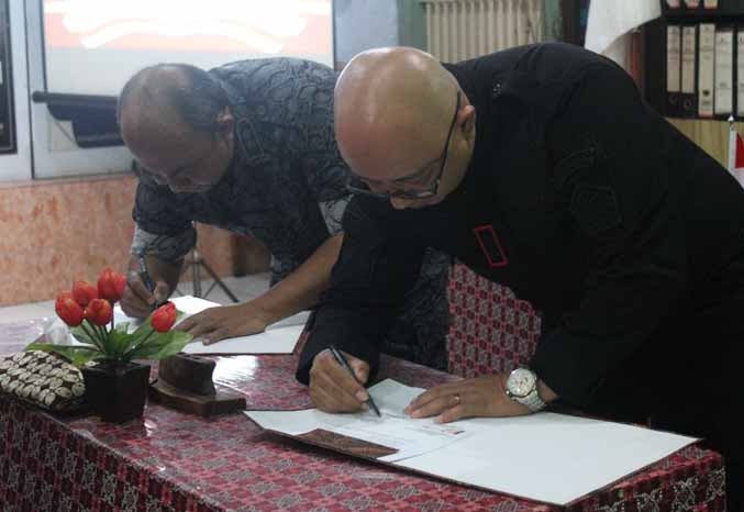 TEKEN: Kepala Lapas Kelas IIB Pasuruan Yhoga Aditya Ruswanto (kanan) bersama Kepala BNN Kabupaten Pasuruan Erlang Dwi Permata menandatangani dokumen kerja sama. (M. Busthomi/Jawa Pos Radar Bromo)