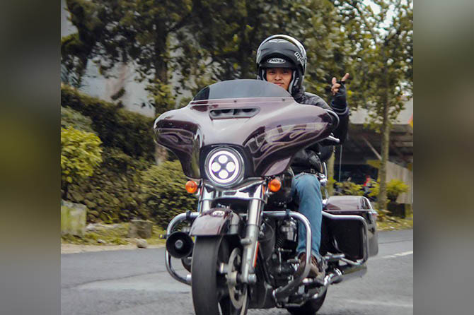 Surya Adi Nugraha, dengan Harley Davidson Streetglide-nya. (Dok. Pribadi)