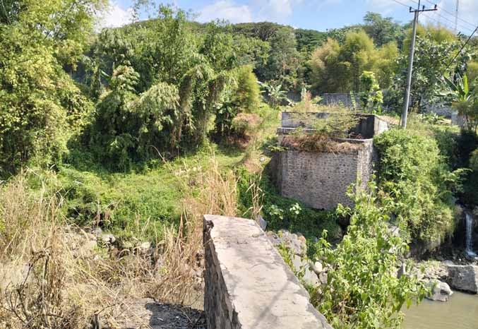ANTARKECAMATAN: Fondasi Jembatan Ngipik yang sudah terpasang. Tahun ini pembangunan jembatan akan dilanjut lagi. (Foto: Rizal F Syatori/Jawa Pos Radar Bromo)