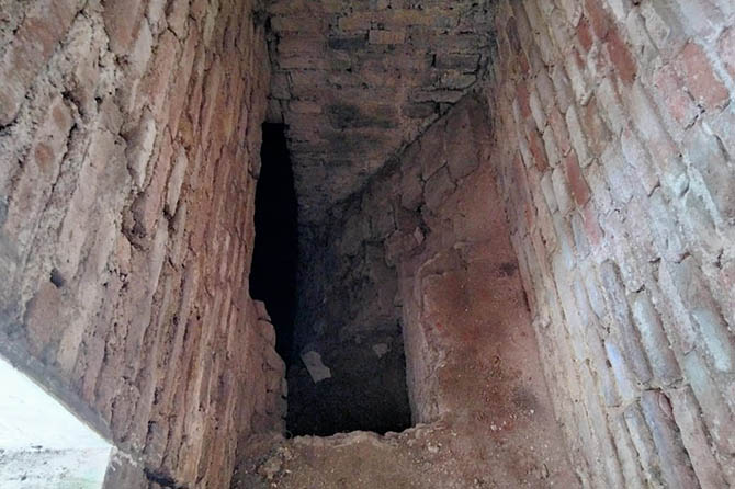 SIMPAN TEKA-TEKI: Lorong bawah tanah di ruang paling belakang Rumah Gading atau Markas Yon Zipur 10/2 Kostrad yang terhubung dengan Rumah Singa dan Gedung Pancasila. (Muhamad Busthomi/Radar Bromo)