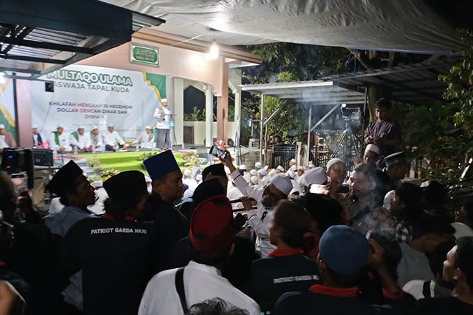 ALOT: Suasana saat warga membubarkan pengajian Mustaqo Ulama Aswaja Tapal Kuda di Sumbersuko, Purwosari, Selasa malam (20/6). (Rizal Syatori/Radar Bromo)