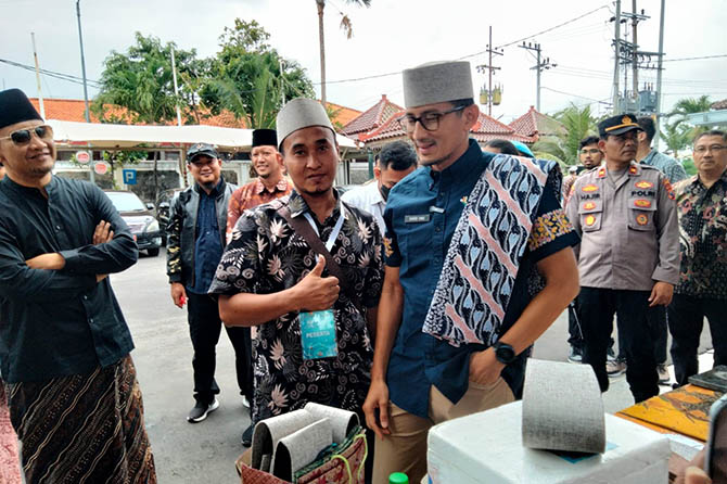 UNIK: Menparekraf RI Sandiaga Uno terkesan peci goni buatan Bambang Hariyanto saat menghadiri Workshop Peningkatan Inovasi dan Kewirausahaan Kabupaten/Kota Kreatif (KaTa Kreatif) di Pendapa Kabupaten Pasuruan, pertengahan April lalu. (Istimewa)