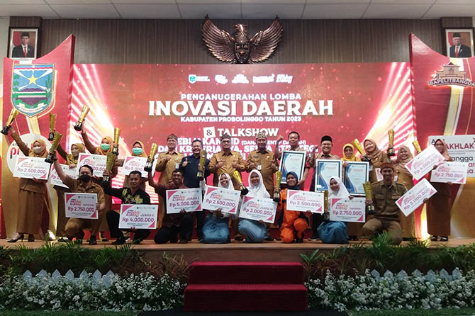 PENGANUGERAHAN: Para pemenang Lomba Inovasi Daerah Kabupaten Probolinggo 2023 berfoto bersama Plt Bupati Probolinggo Drs. H.A. Timbul Prihanjoko (tengah). (Didik Purwanto/Jawa Pos Radar Bromo)