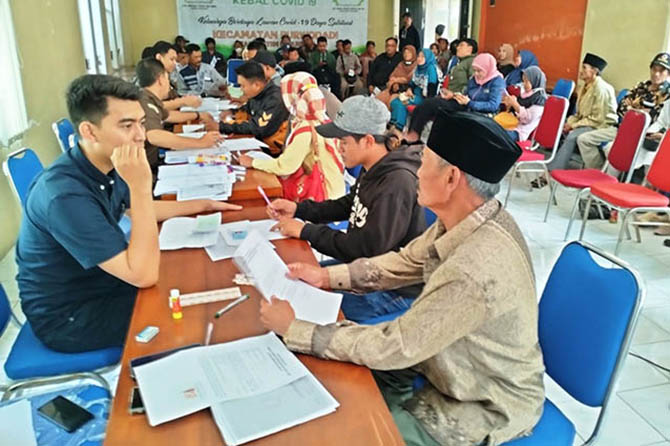 BANYAK ORANG: Ratusan warga penerima program redistribusi saat dimintai klarifikasi terkait program itu, di aula kantor Kecamatan Purwodadi, Selasa (16/5). (Foto: Dok. Radar Bromo)