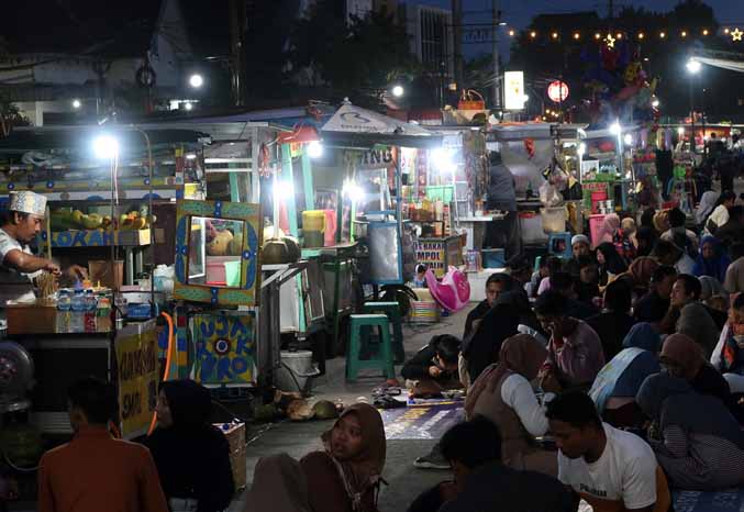 HARUS JAGA KEBERSIHAN: Pedagang di kawasan Alun-alun Pasuruan saat mengais rezeki. Penataan PKL harus diikuti dengan kebersihan para pedagang agar kawasan tetap bersih. (Foto: M Zubaidillah/Jawa Pos Radar Bromo)