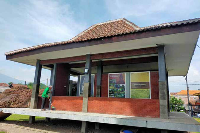 PERLU DIBENAHI: Ruang informasi di kompleks Candi Jawi, Desa Candiwates, Kecamatan Prigen yang diusulkan ke pusat untuk direhab. (Foto: Rizal F. Syatori/Radar Bromo)