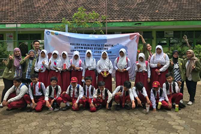 Sesi foto bersama siswa kelas 6 SD Negeri Muneng Leres 3.