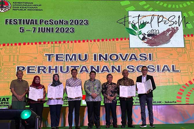 Proses penandatanganan pernyataan dukungan usaha pengembangan Kelompok Usaha Perhutanan Sosial (KUPS) bersama Kementerian Lingkungan Hidup dan Kehutanan (KLHK).