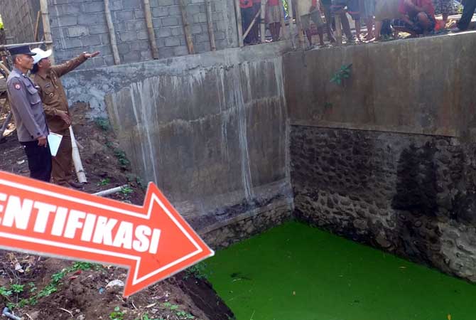OLAH TKP: Petugas Polsek Dringu didampingi pihak Pemdes Dringu melakukan olah TKP, Senin 919/6) siang di kolam penampungan air tempat tubuh korban MRA, 5, ditemukan mengambang.