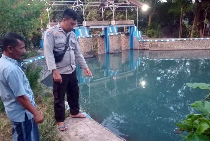 PANTAU TKP: Anggota Polsek Tongas mendatangi TKP tenggelamnya Syahroni, di Dam Sungai Tongas Wetan, Jumat (16/6).