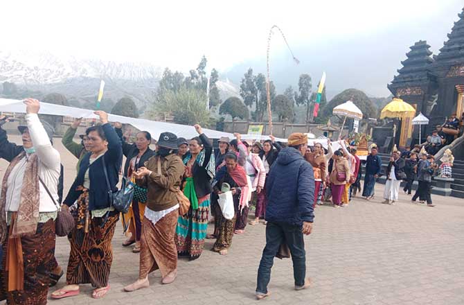 KOMPAK: Umat Hindu Tengger Bromo, melaksanakan upacara melasti Pura Luhur Poten, Sabtu (3/6). (Istimewa)