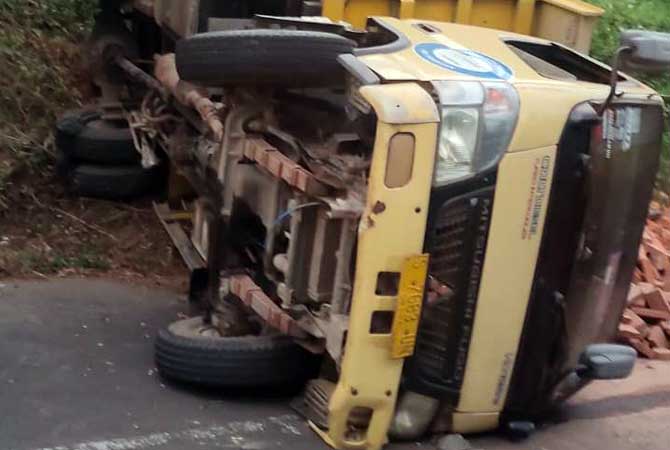 Kondisi truk muat batu bata yang terguling usai tak kuat nanjak.