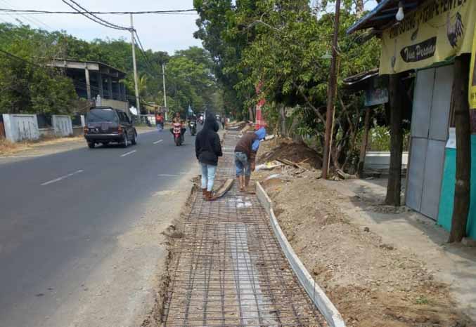 DIPERLEBAR: Pelebaran Jalan Gondang Wetan–Winongan dilakukan dengan bantuan perusahaan swasta. (Foto: Mukhamad Rosyidi/Jawa Pos Radar Bromo)