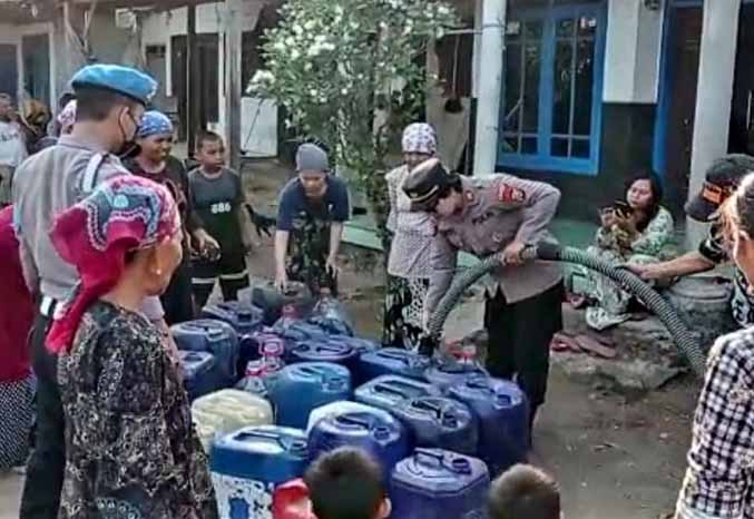 ANTUSIAS: Warga di Desa Ambal-ambil Kejayan antre air, Selasa (6/6) siang. (Foto: Istimewa)