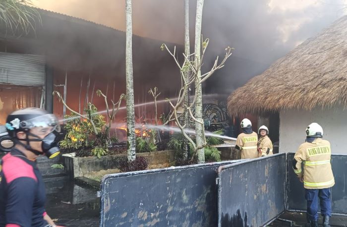 KEBAKARAN: Pemadam kebakaran Pemkab Badung memadamkan api di gudang pembuatan papan surfing di Jalan Darmawangsa, Pengkol Liar, Desa Ungasan, Kecamatan Kuta Selatan, Badung Selasa 20 Juni 2023