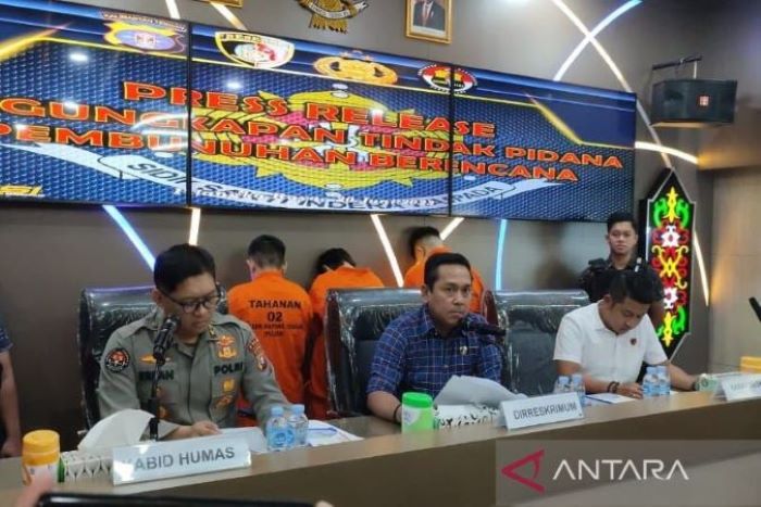 DIBEKUK: Tiga perempuan lesbian pembunuh Lodoy Tamus, kakek 74 tahun dihadirkan di hadapan awak media, Selasa 20 Juni 2023